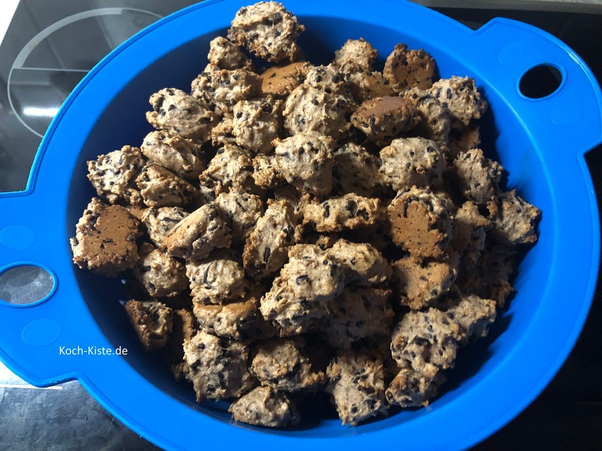 die feritigen Schokokekse gebe mit Hilfe eines Pfannenwenders in ein Küchensieb, wo sie gut auskühlen können
