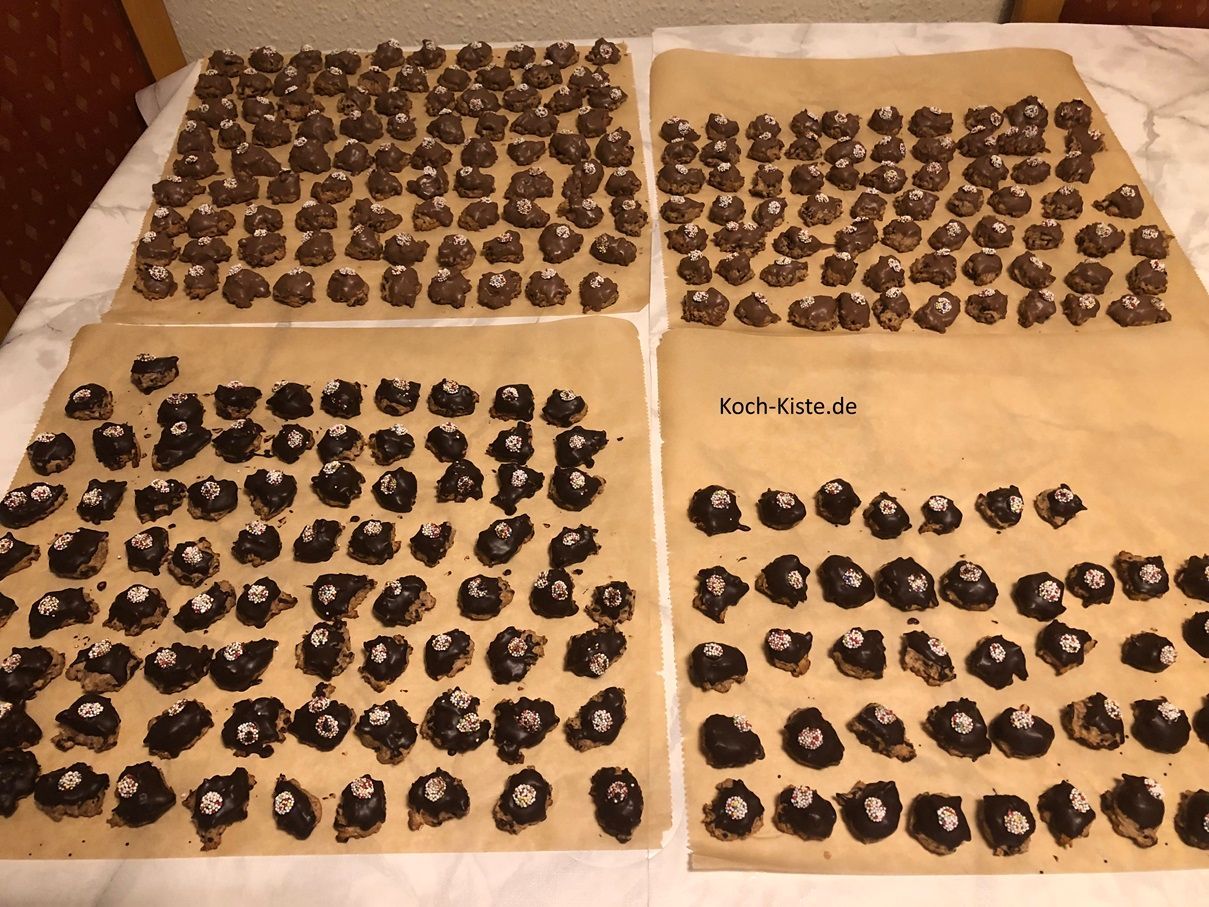 tauche jeden Schokokeks mit der Oberseite in die Schokoladenglasur und lege ihn zumTrocknen auf Backpapierbögen