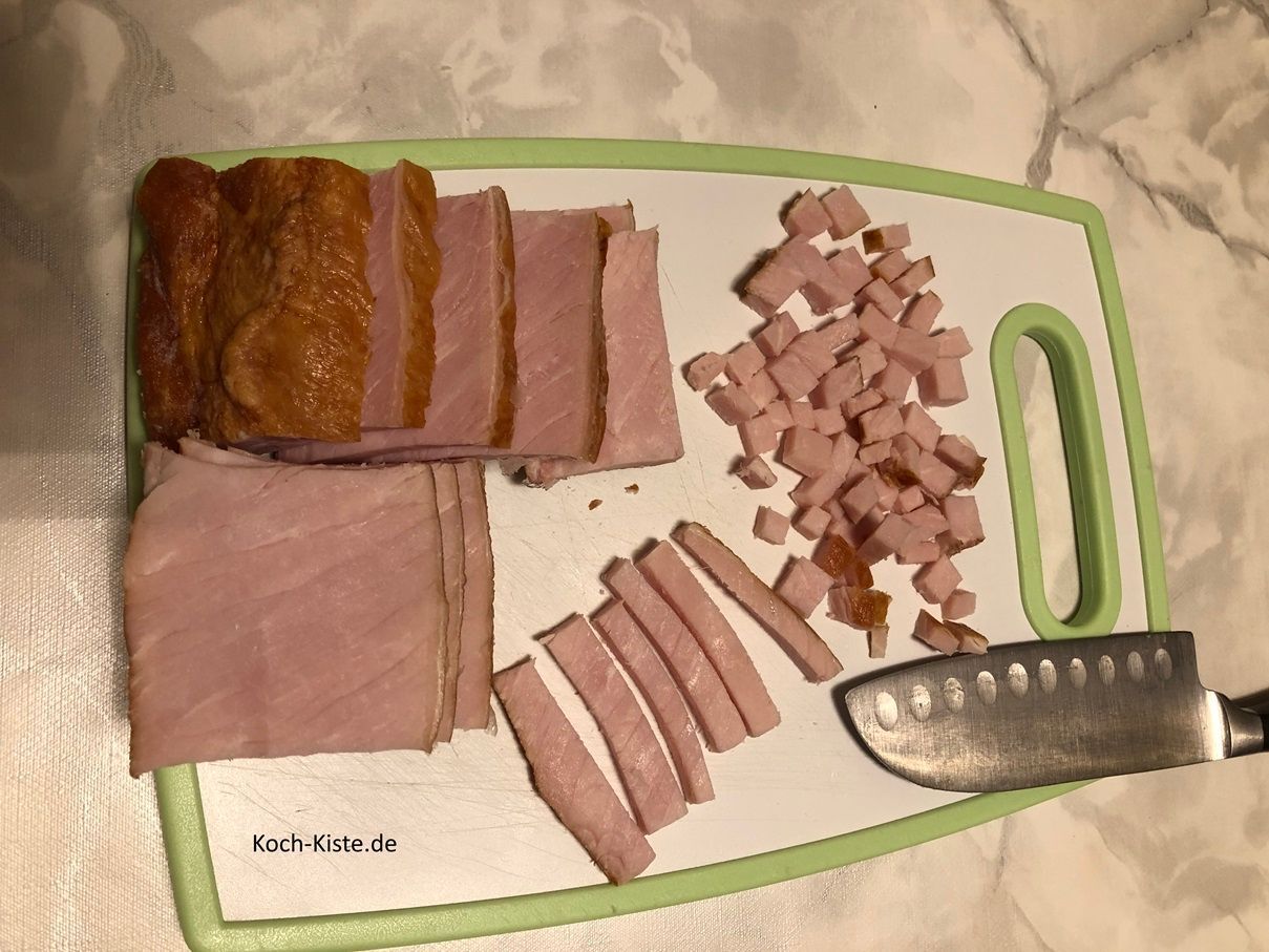 beginne damit den Kassler erst in Scheiben , dann in Streifen