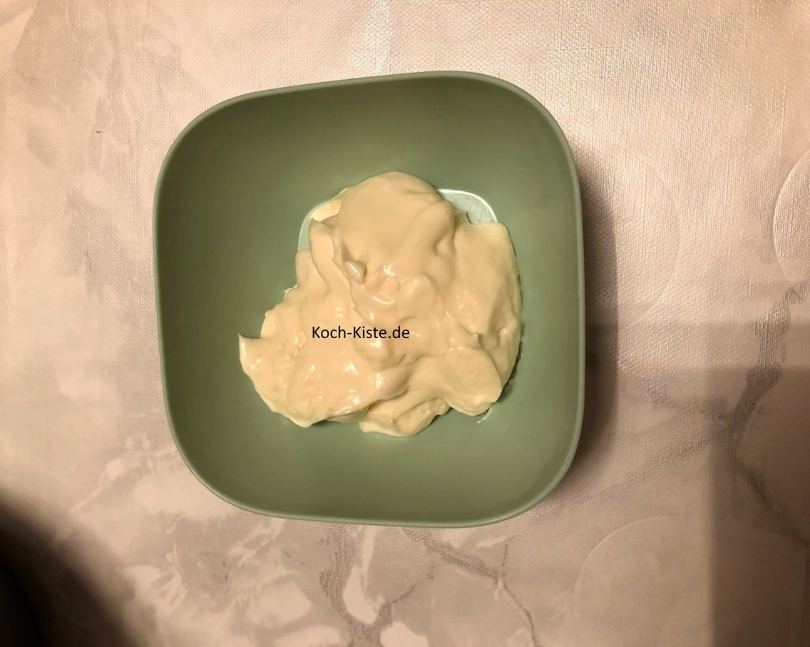als nächstes stelle eine kleine Schale auf die Küchenwaage auf 0 und wiege 300 Gramm Mayonaise ab
