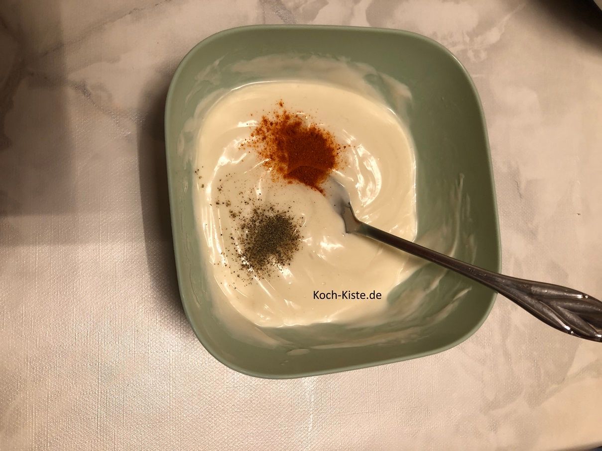 gebe 1/2 Teelöffel Pfeffer, 1 Teelöffel Paprika und 6 Esslöffel Gurkenwasser hinzu und verrühre alles miteinander