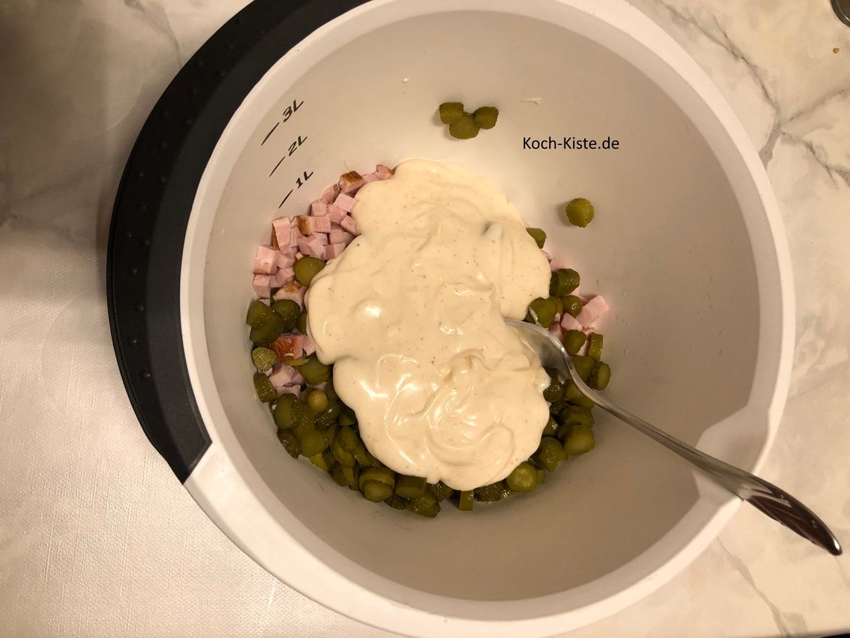 dann gebe die Mayonaise mit in die Rührschüssel und verrühre alles gleichmäßig miteinander