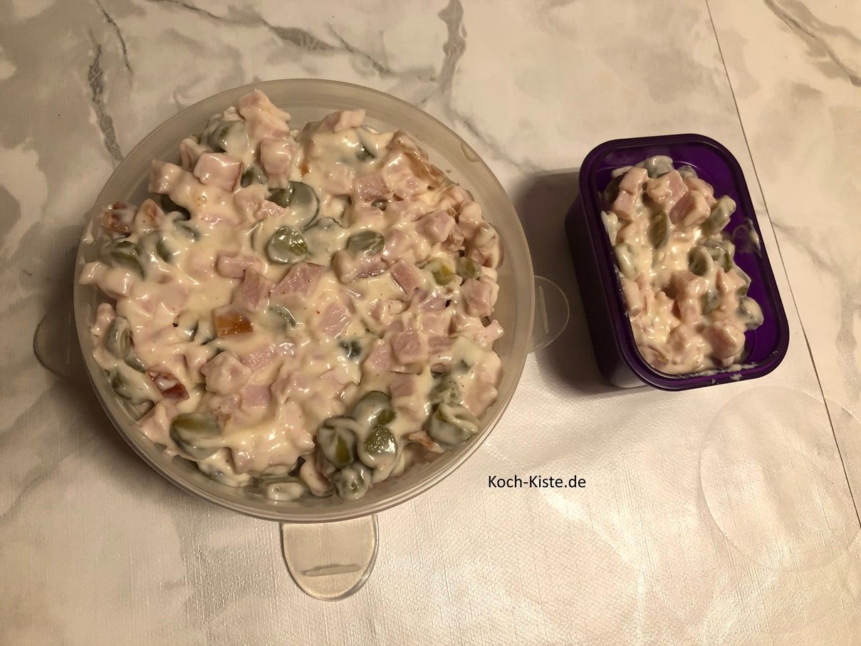 gebe den fertigen Kassler (Fleisch) Salat in Vorratsdosen