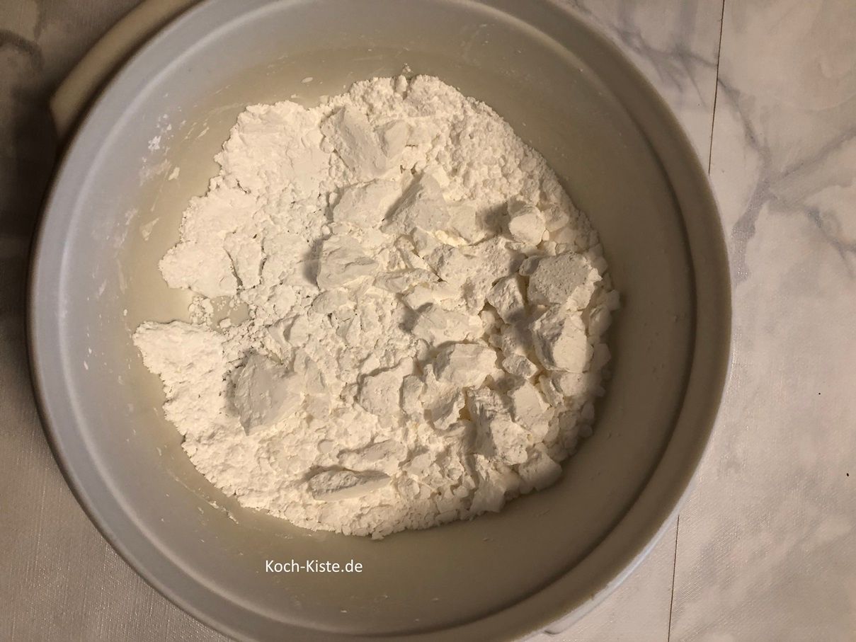 stelle eine Schüssel auf die Küchenwaage auf 0 und wiege den Puderzucker hinein