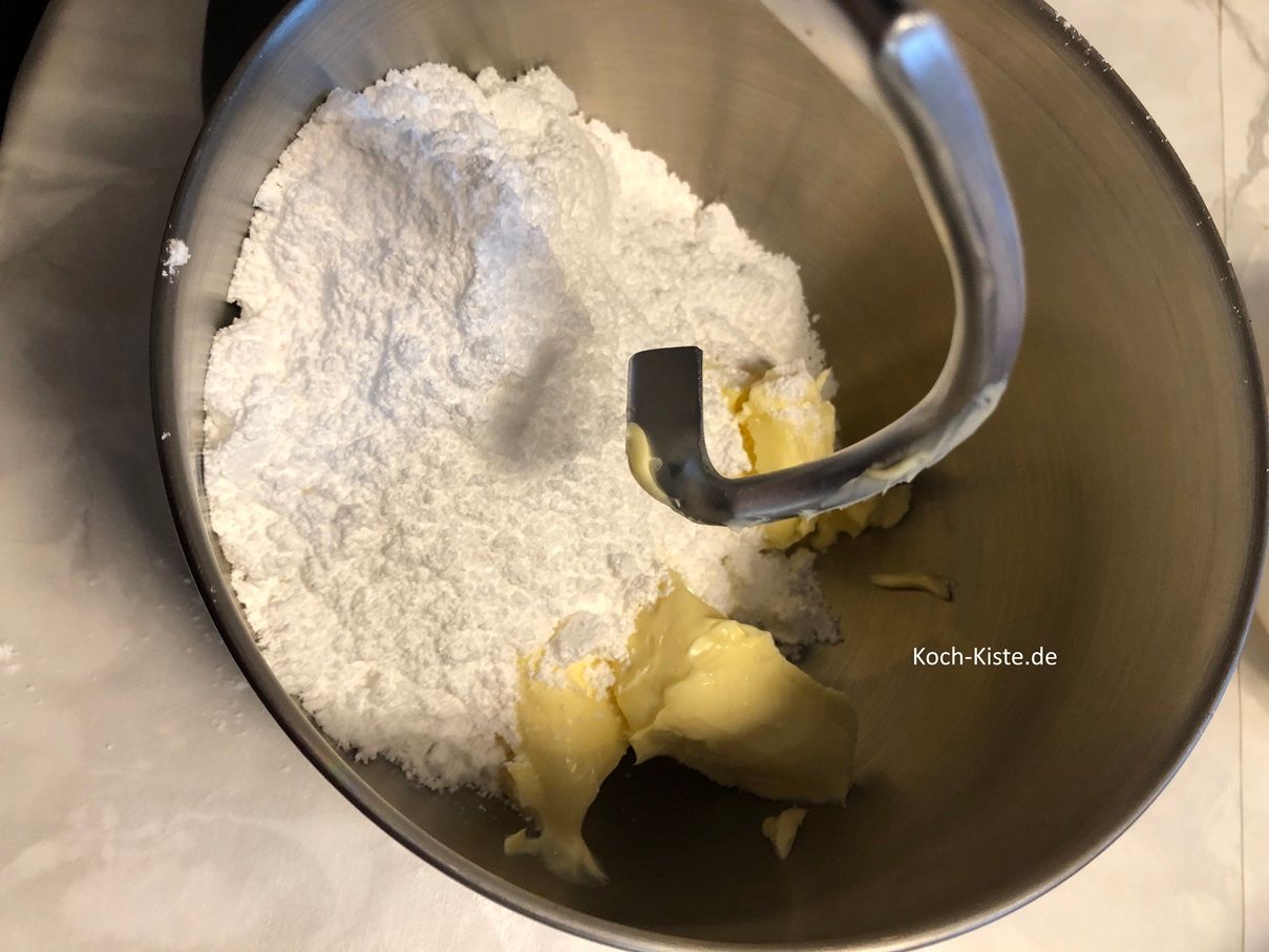 gebe in die Schüssel der Knetmaschine die Butter und den Puderzucker
