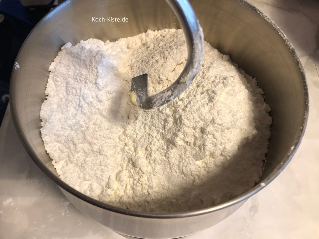 als nächstes gebe das Dinkelmehl mit in die Rührschüssel