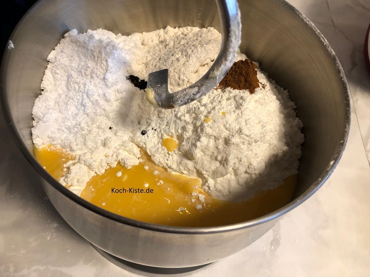 nun dürfen die Eier und das Backpulver mit in die Rührschüssel ä