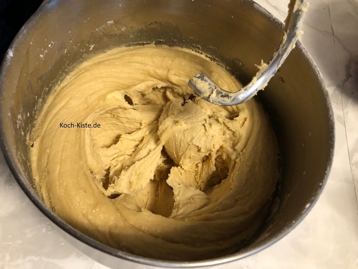 verrühre die Zutaten zu einem geschmeidigen Teig.
