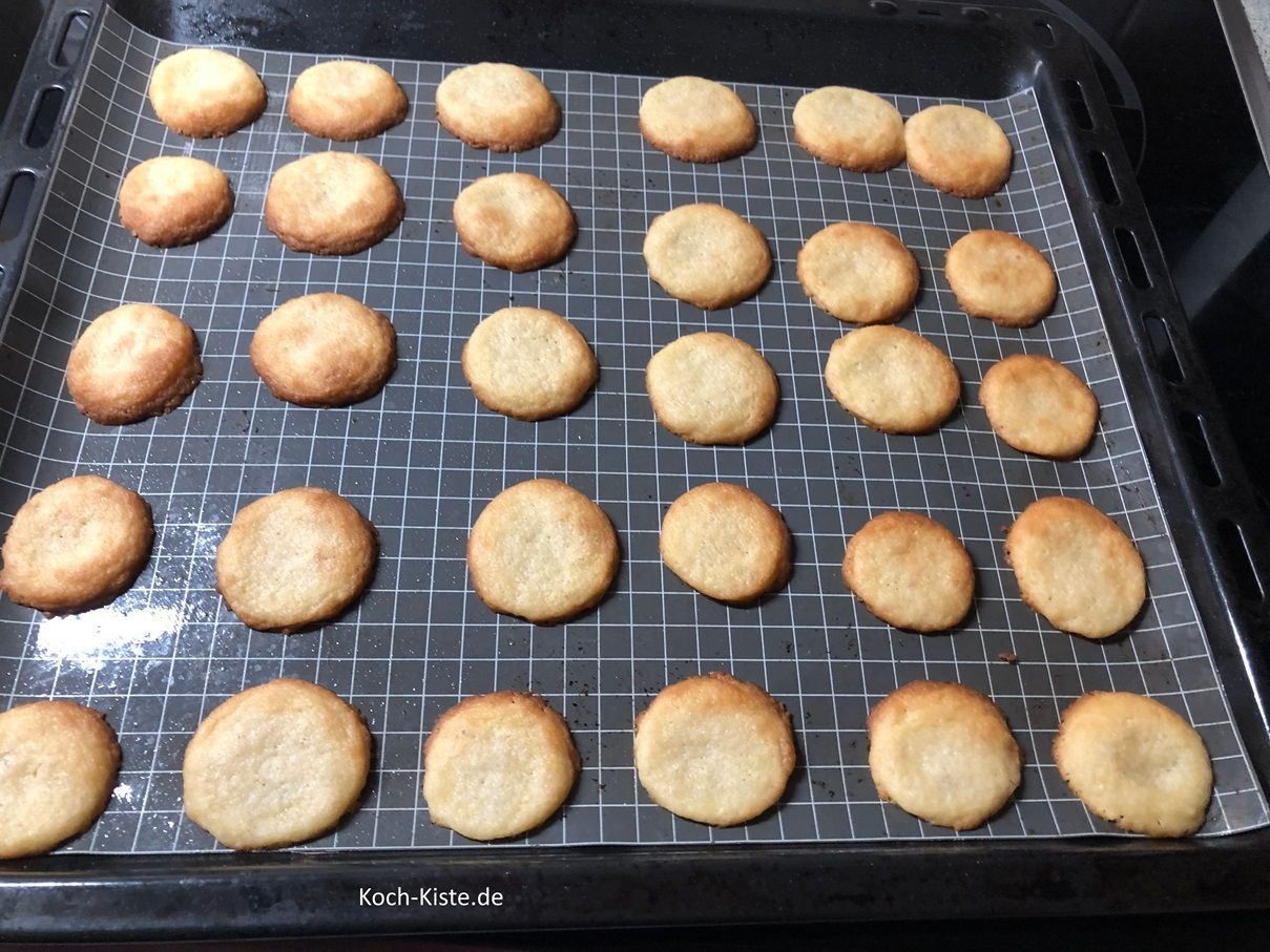 fertige Eierlikör Plätzchen. 30 Stück pro Blech sind genug, so dass sie nicht zusammen laufen.