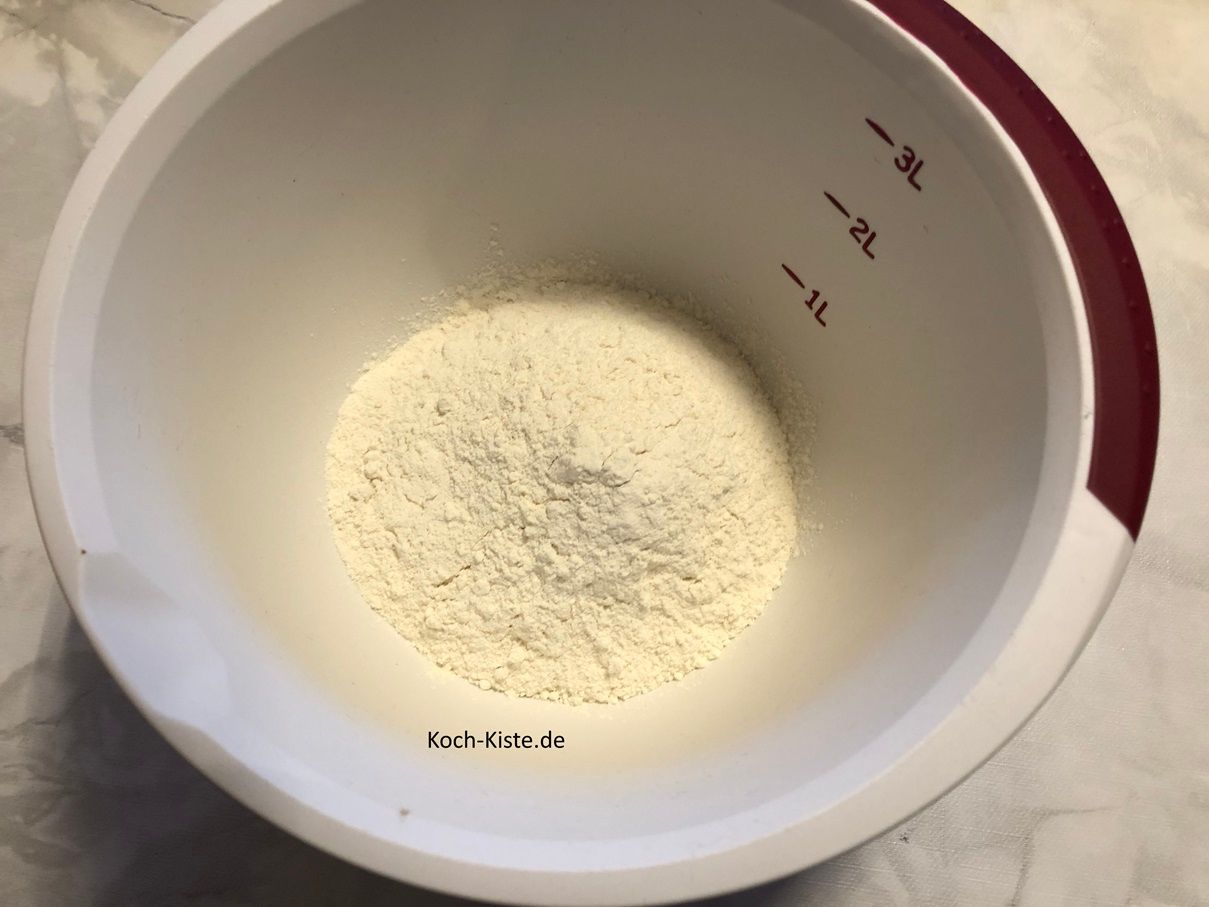 beginne damit die Rührschüssel auf die Küchenwaage zu stellen auf 0 und die 250 g Dinkelmehl abzuwiegen