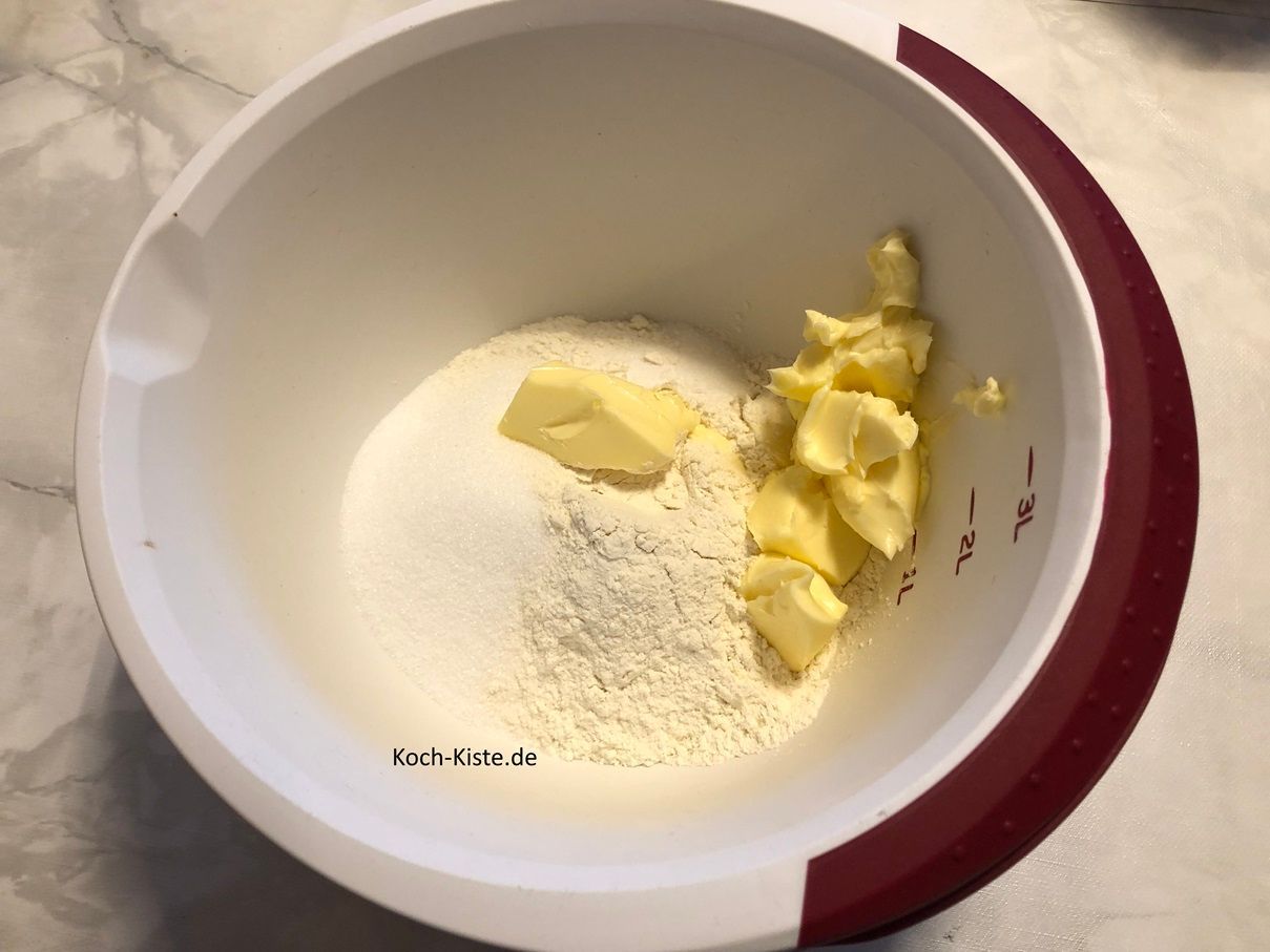stelle die Rührschüssel wieder auf die Küchenwaage auf 0 und schubse mit einem Messer 125g weiche Butter in die Rührschüssel