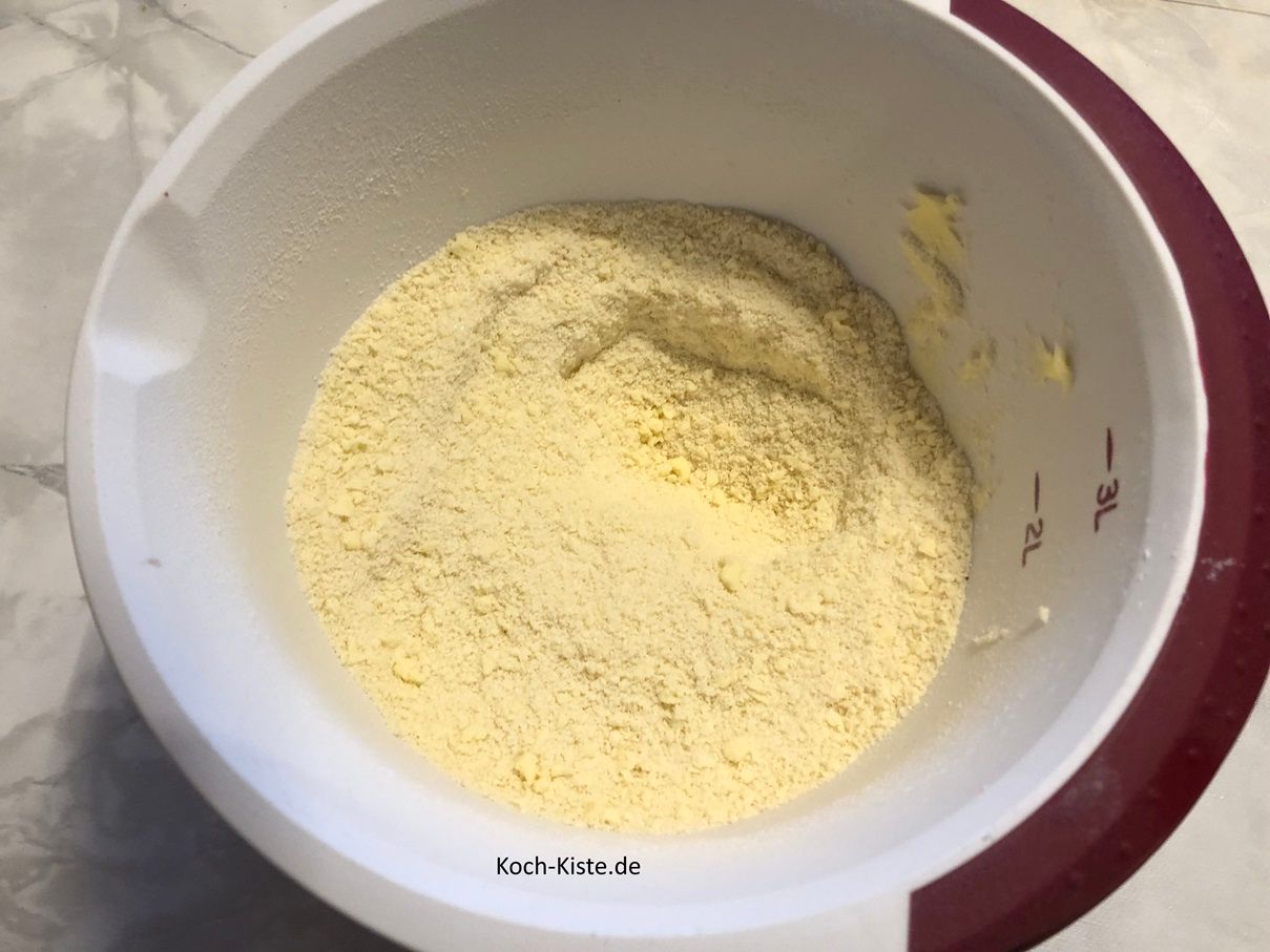 verrühre alles mit dem Handrührgerät zu kleinen Krümeln