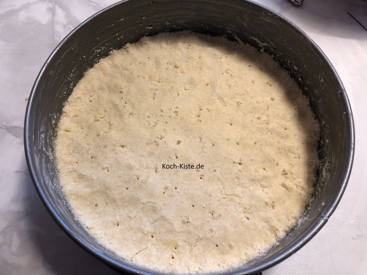 als nächstes stichst Du vorsichtig mit einem Rouladenpikser kleine Löcher in den Teigboden