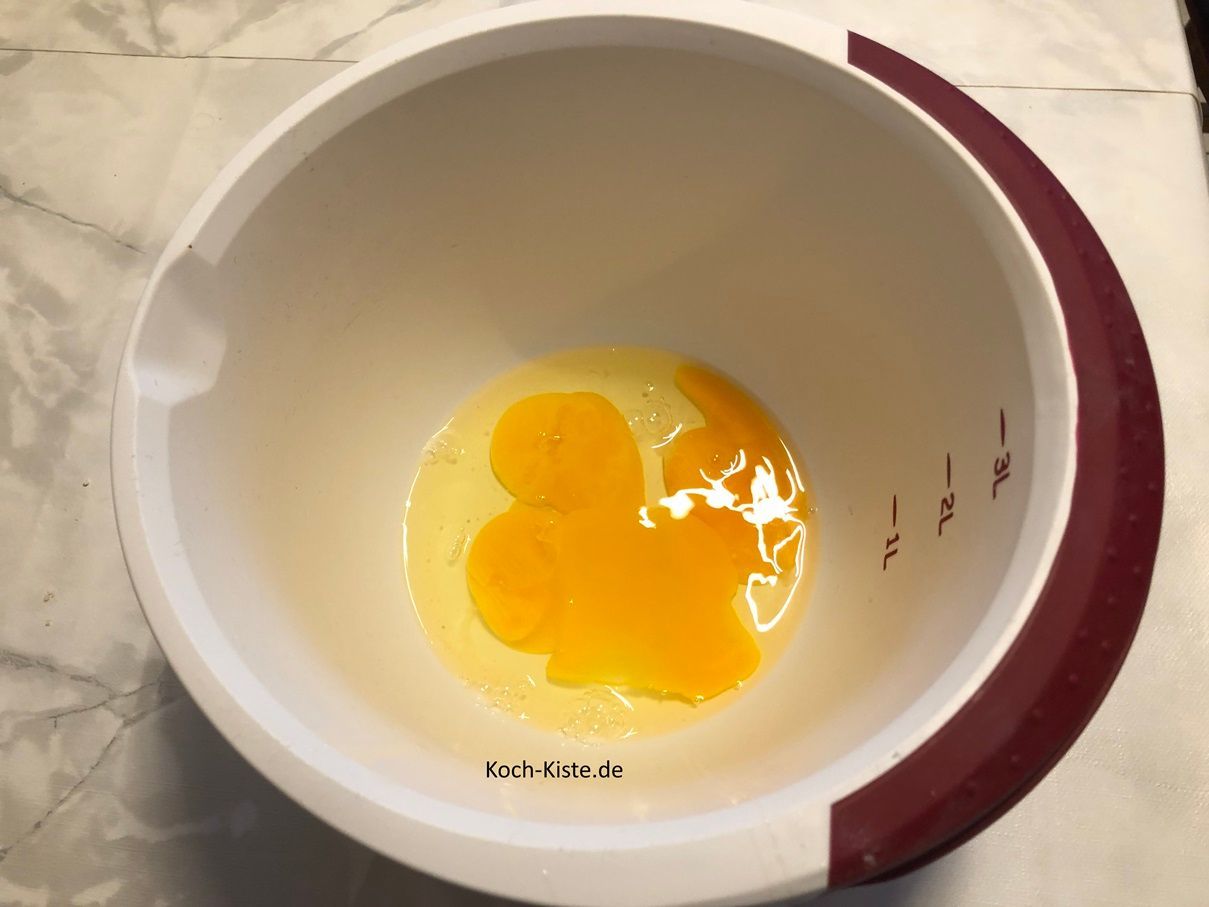 gebe in eine 2 Rührschüssel die 3 Eier