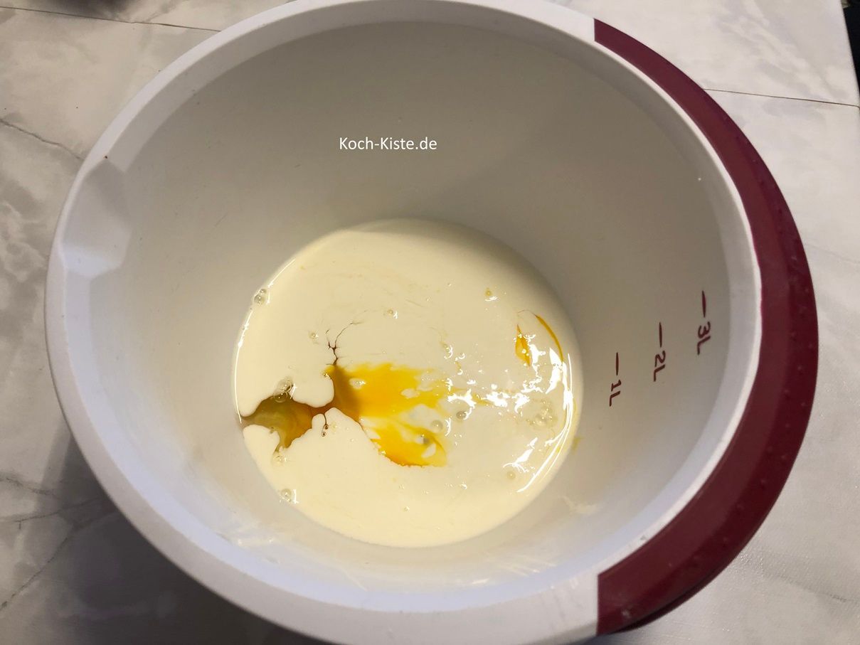 und gieße die Sahne mit zu den Eiern