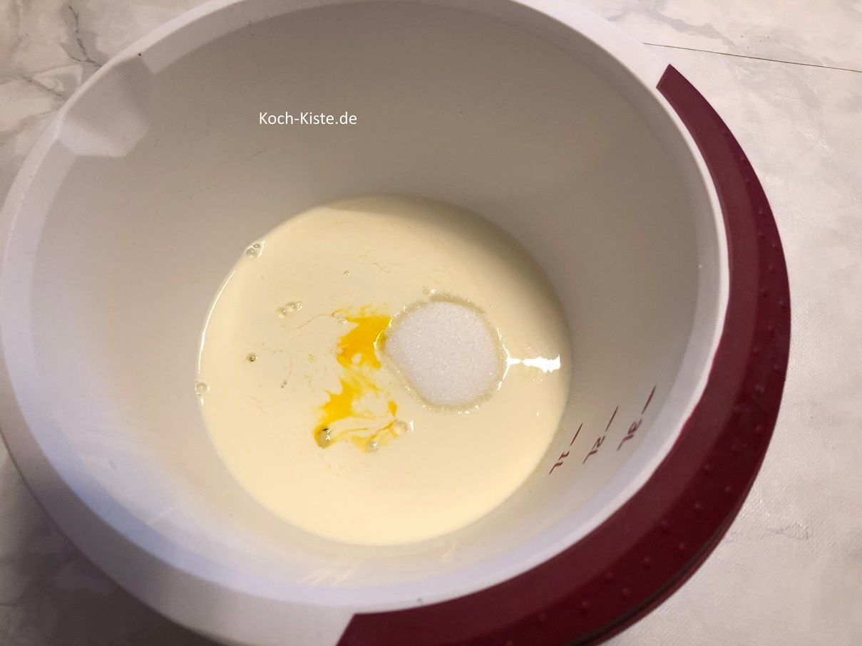 nun stelle die Rührschüssel auf die Küchenwaage auf 0 und wiege 150 g Zucker ab
