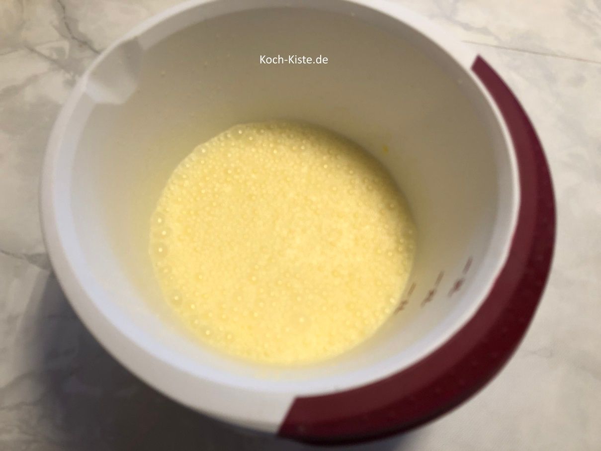 verrühre mit dem Handrührgerät alles gut bis sich der Zucker gelöst hat