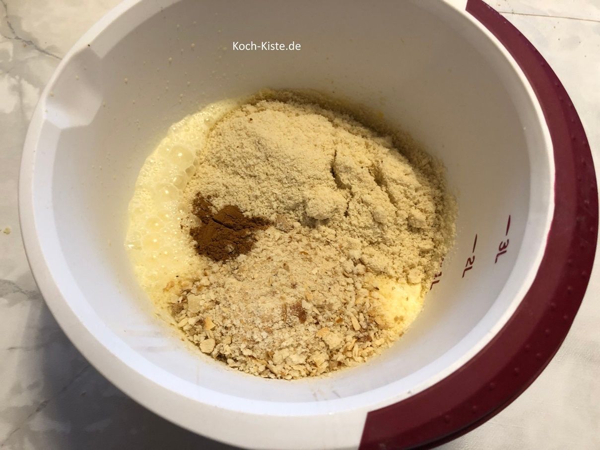 als nächstes wiege 200 g gemahlene Mandeln und 50 g Paniermehl ab