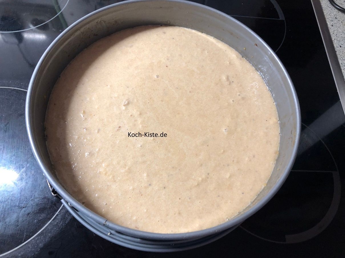 und gieße die Zimt-Sahne Mischung auf den Boden