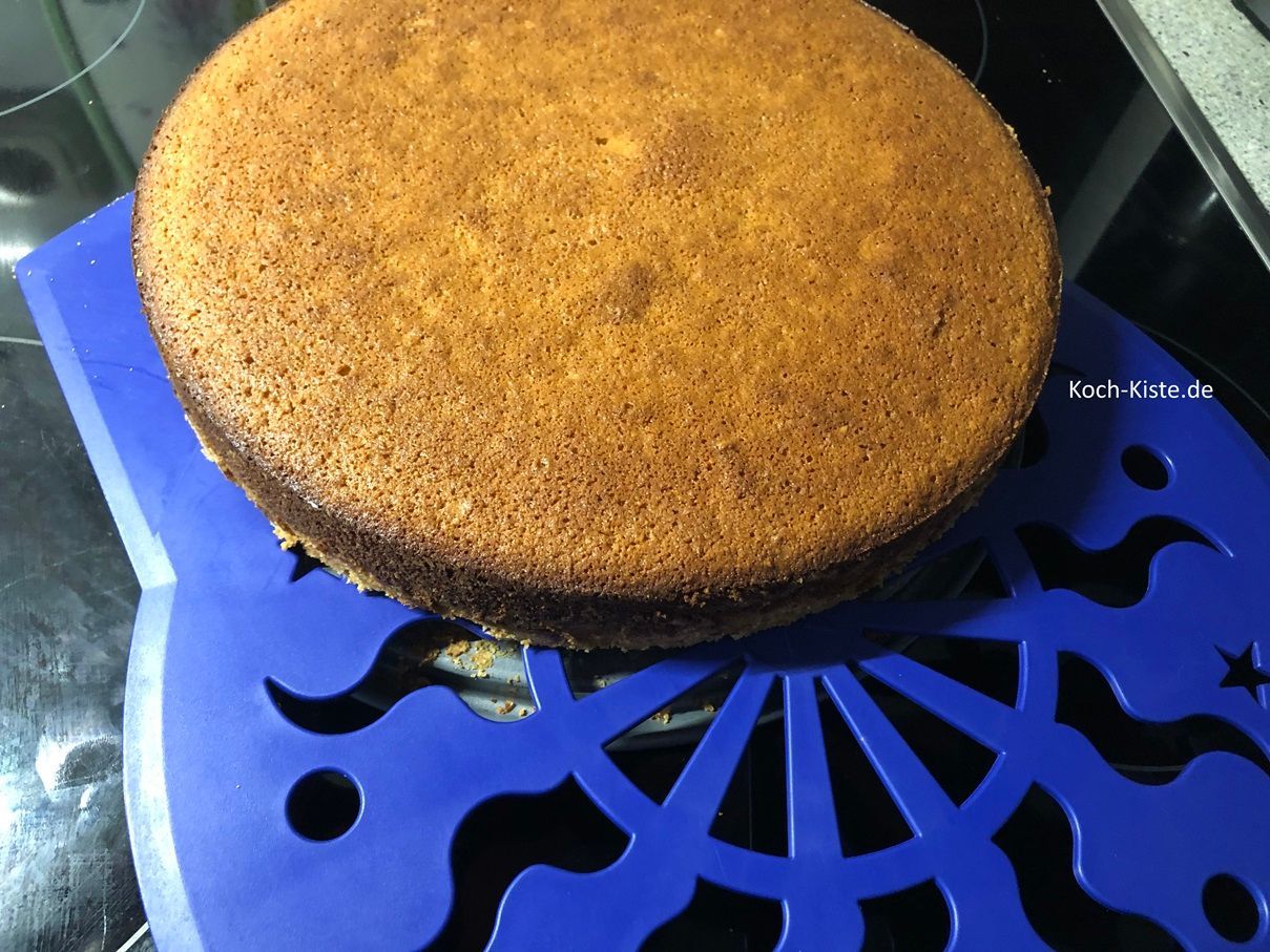 hebe mit einem Tortenhebeblech den Zimtkuchen auf eine Tortenplatte oder Tortenglocke