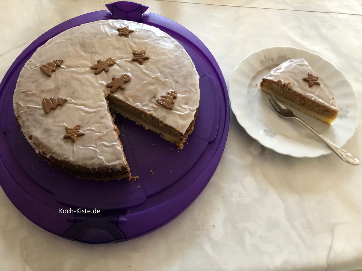 lasse den Zimtkuchen 15 Minuten abkühlen. Dann rühre aus 100 g Puderzucker, 2 Esslöffel kaltes Wasser und 1/4 Teelöffel Zimt einen Guss an. Diesen gibst Du auf die Oberfläche des Zimtkuchens. Deko nach Geschmack.