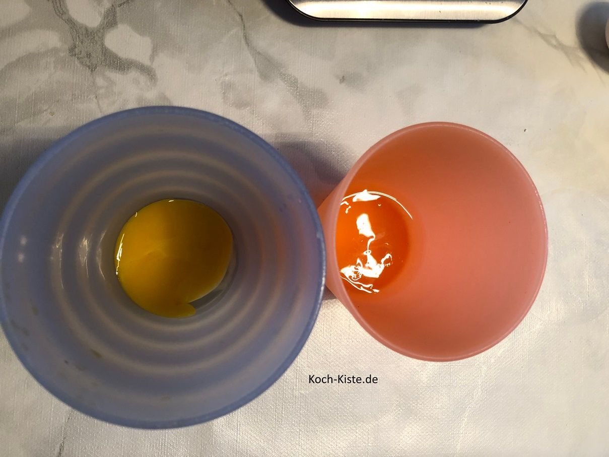 dann müssen die Eier getrennt werden. Dafür stelle 2 Becher , 1 Abfallschale und 1 gut verschließbare Schüssel für das übrige Eiweiß bereit. Nun nehme Dir ein 1 und trenne es - Video ansehen.