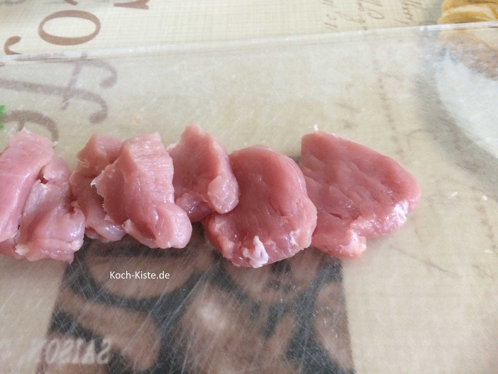 Schweinefilet in Scheiben schneiden