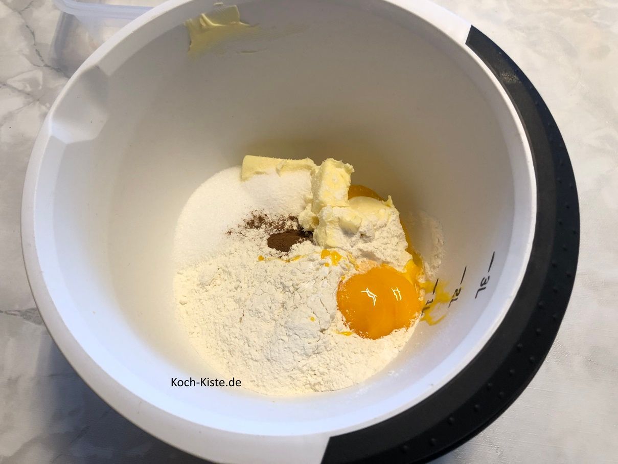 und gebe die Eigelbe mit in die Rührschüssel