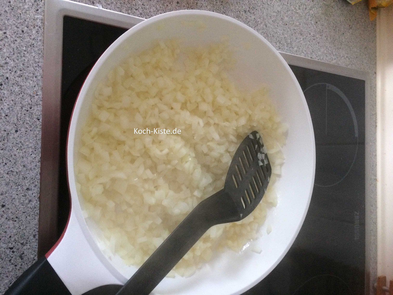 Zwiebeln pellen, würfeln und glasig braten