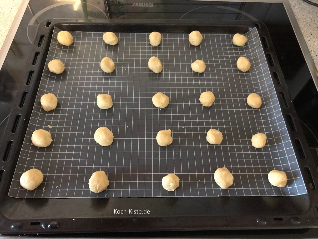 aus dem Teig forme kleine Kugel und lege sie auf das Backblech. Ich habe 30 Stück je Blech gesetzt