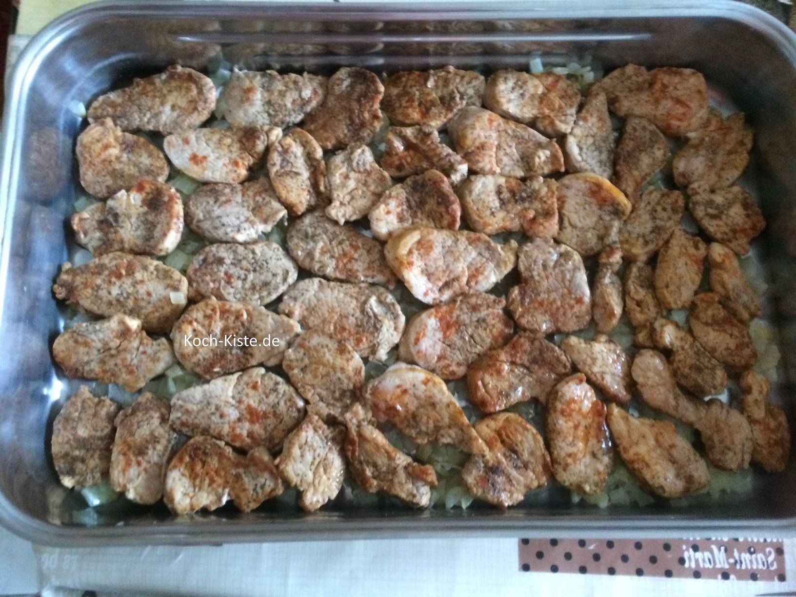 Schweinefilet auf die Zwiebeln legen