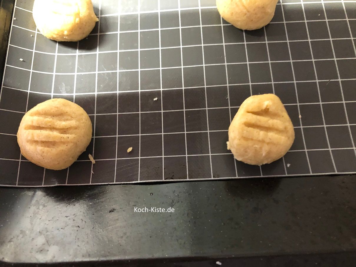 drücke die Teigkugeln mit einer Kuchengabel leicht flach
