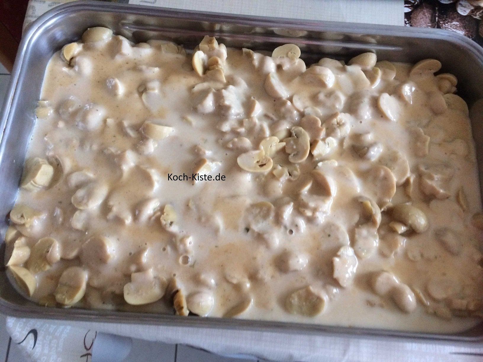 Soße über den Auflauf gießen