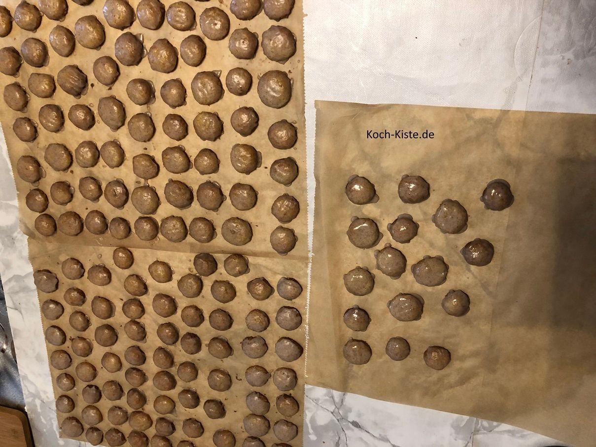 nehme den Silikonpinsel und gebe auf jedes Zimtplätzchen etwas von der Zimtglasur