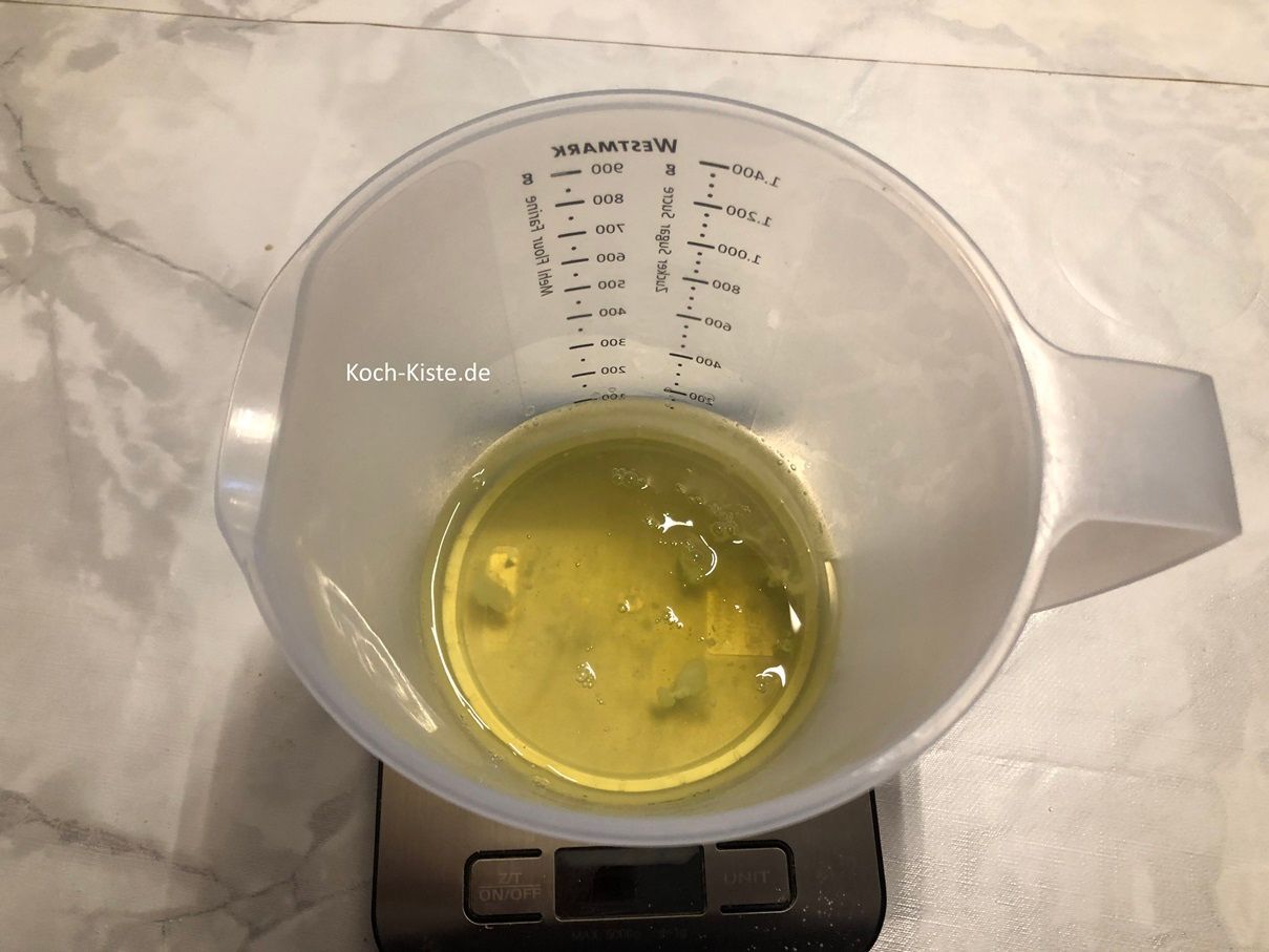 beginne damit die Eier zu trennen und jedes Eiweiß in den Messbecher zu schütten