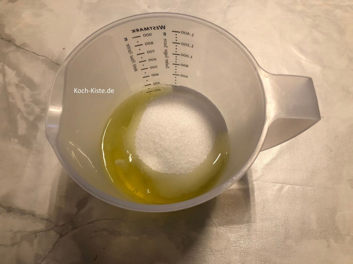dann stelle den Messbecher auf die Küchenwaage auf 0 und wiege den Zucker ab