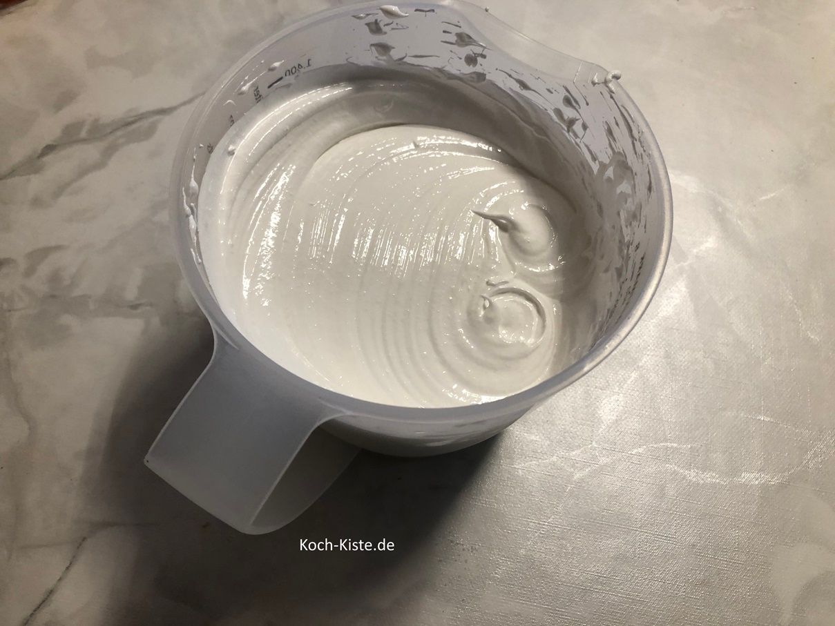jetzt muss mit dem Handrührgerät das Eiweiß steif geschlagen werden - gut 3 Minuten , bis die Masse schnittfest ist