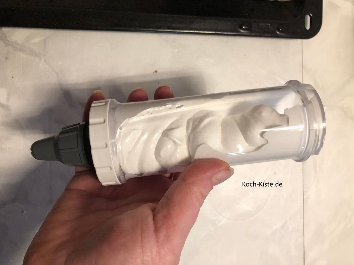 nehme Dir eine Gebäckpresse oder Spritzbeutel und fülle Eischnee hinein