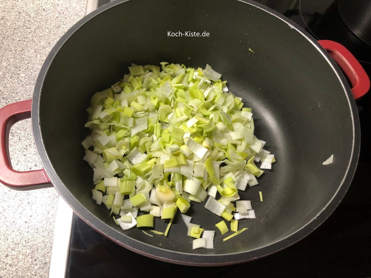gebe die Porreestücke in den Kochtopf