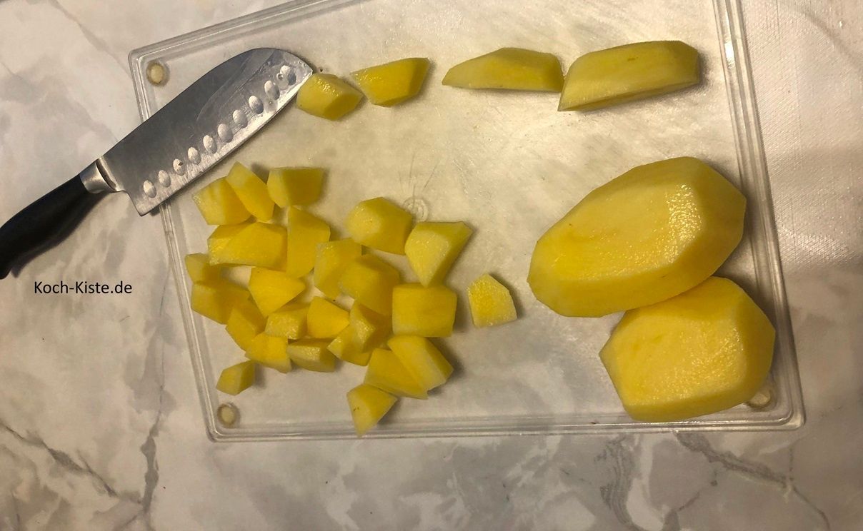 schäle die Kartoffeln, schneide sie in Scheiben, dann in Streifen und dann in kleine Stücke