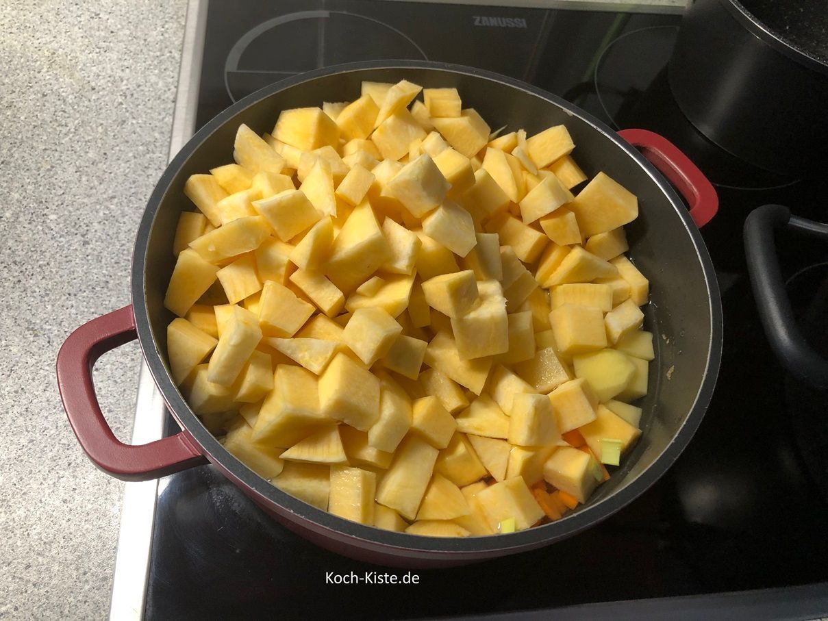 gebe die Steckrübenwürfel mit in den Kochtopf