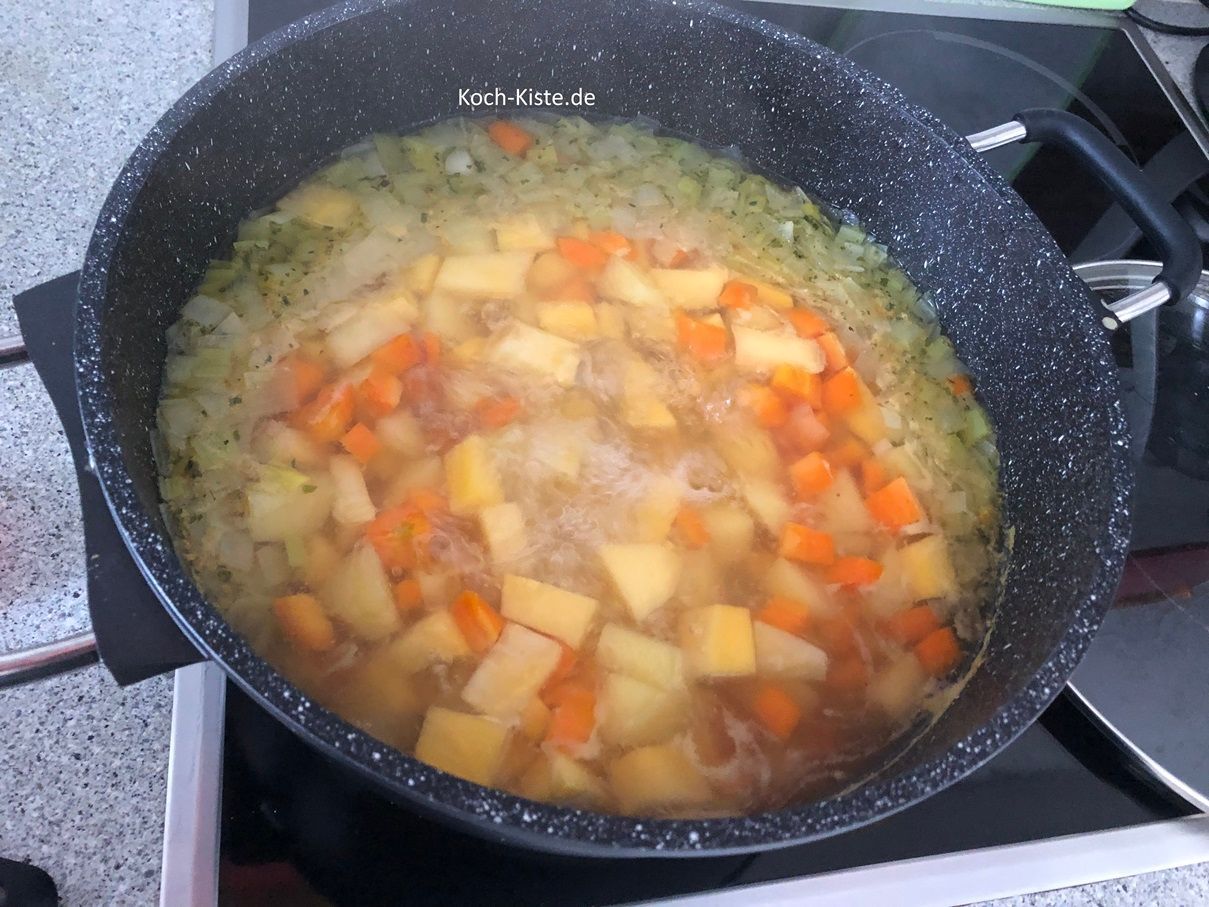 fülle den Topf mit Wasser bis alles bedeckt ist und bringe es zum Kochen