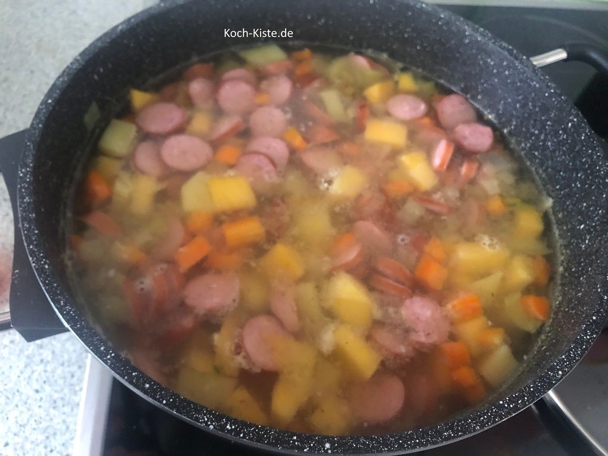 und köchel den Steckrüben Eintopf für weitere 5-8 Minuten , so dass die Mettendenscheiben heiß werden.
