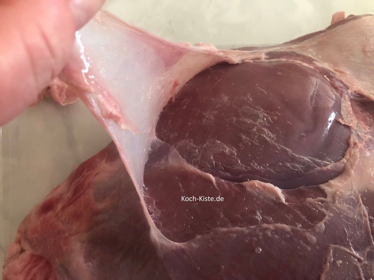 und dann ziehe sie ab- hier musst Du eventuell mit dem Messer etwas nachhelfen