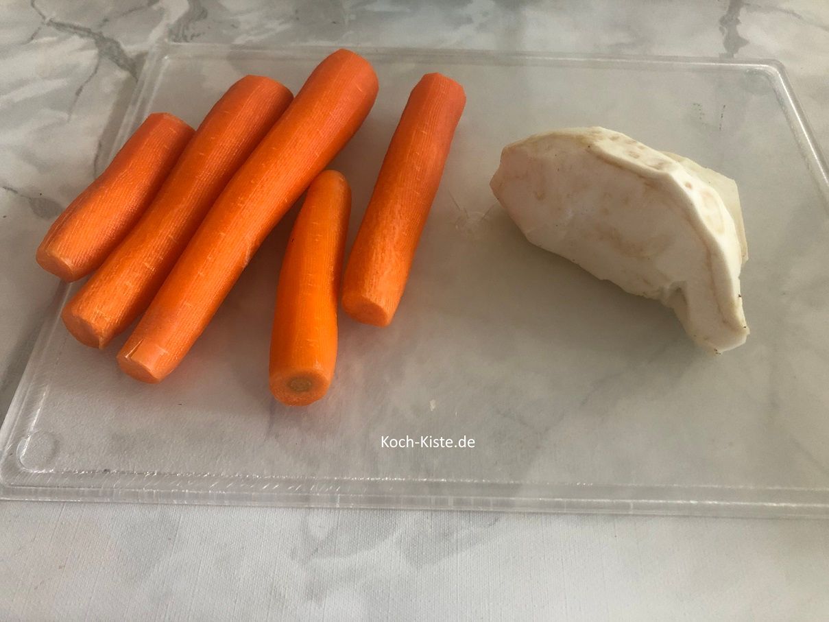 als nächstes putze die Wurzeln (Möhren) und den Sellerie