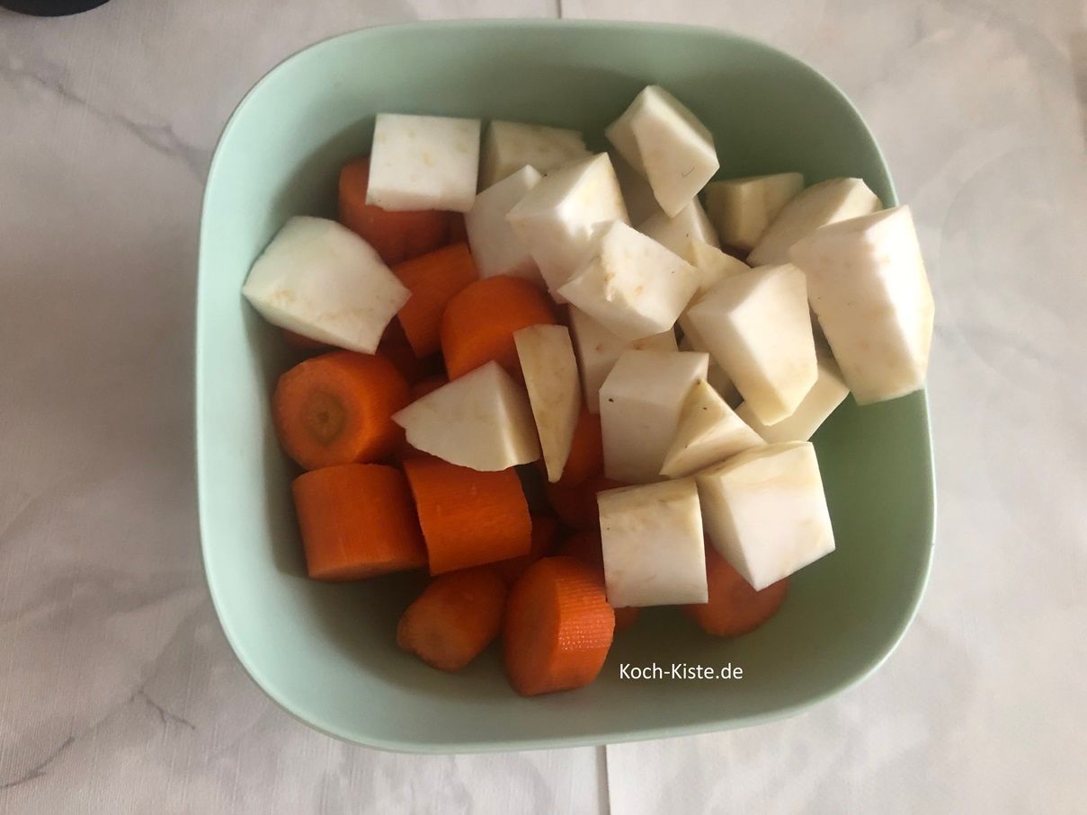 und schneide beide Gemüsesorten in kleinere Stücke. Gebe die Gemüsestücke in eine Schale.