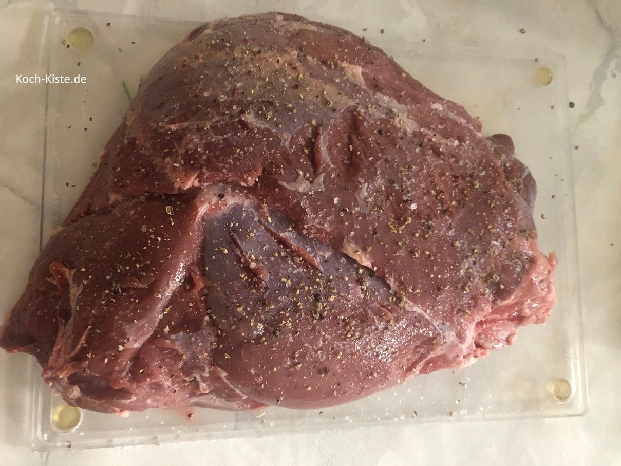 jetzt muss die Rehkeule gewürzt werden. Ich habe mit Salz-und Pfeffermühle gearbeitet. Solltet Ihr