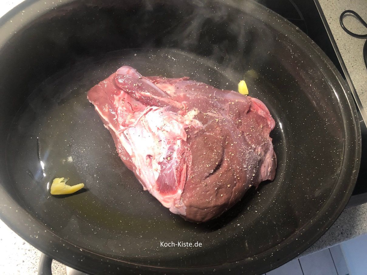 gebe Butterschmalz oder Pflanzencreme in den Bräter und lasse es schmelzen. Dann lege die Rehkeule zuerst mit der Oberseite in den Bräter und brate sie gut an .