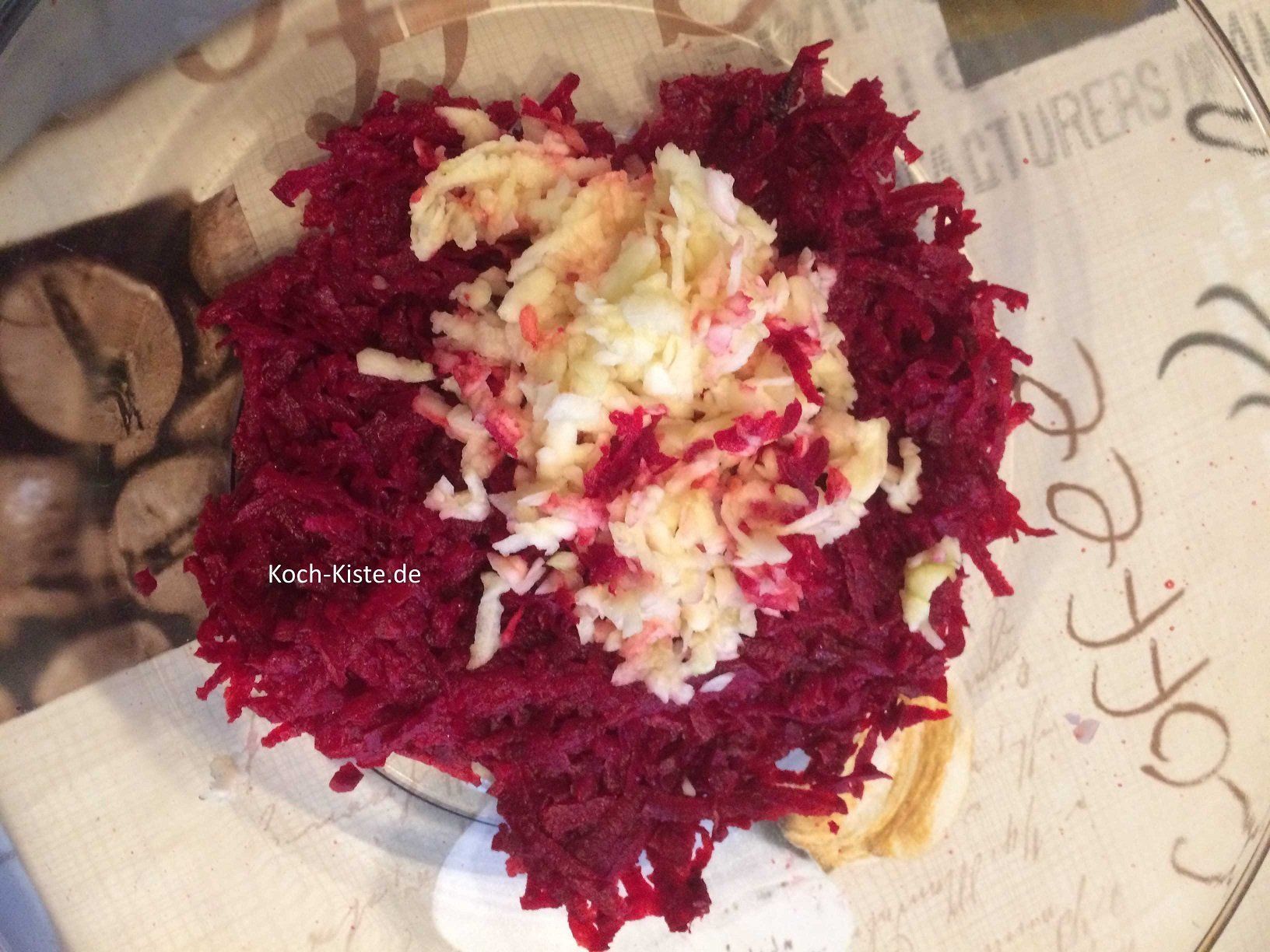 Kokosflocken mit in die Salatschüssel geben und alles verrühren