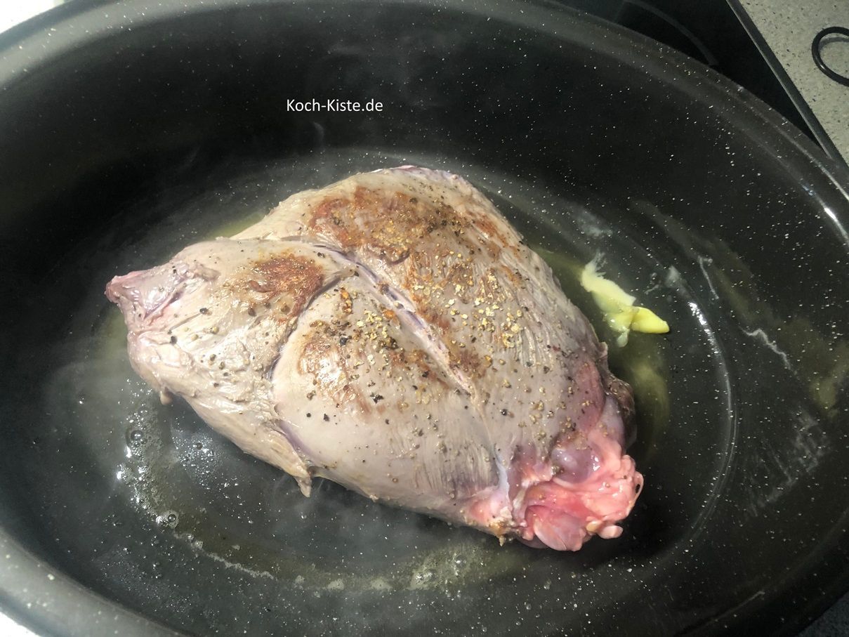 mit Hilfe einer Fleischgabel drehe die Rehkeule um und brate auch die Unterseite gut an .